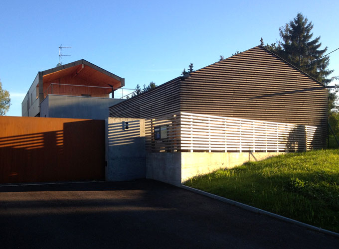 casa a : 2 logements, garage, portail
